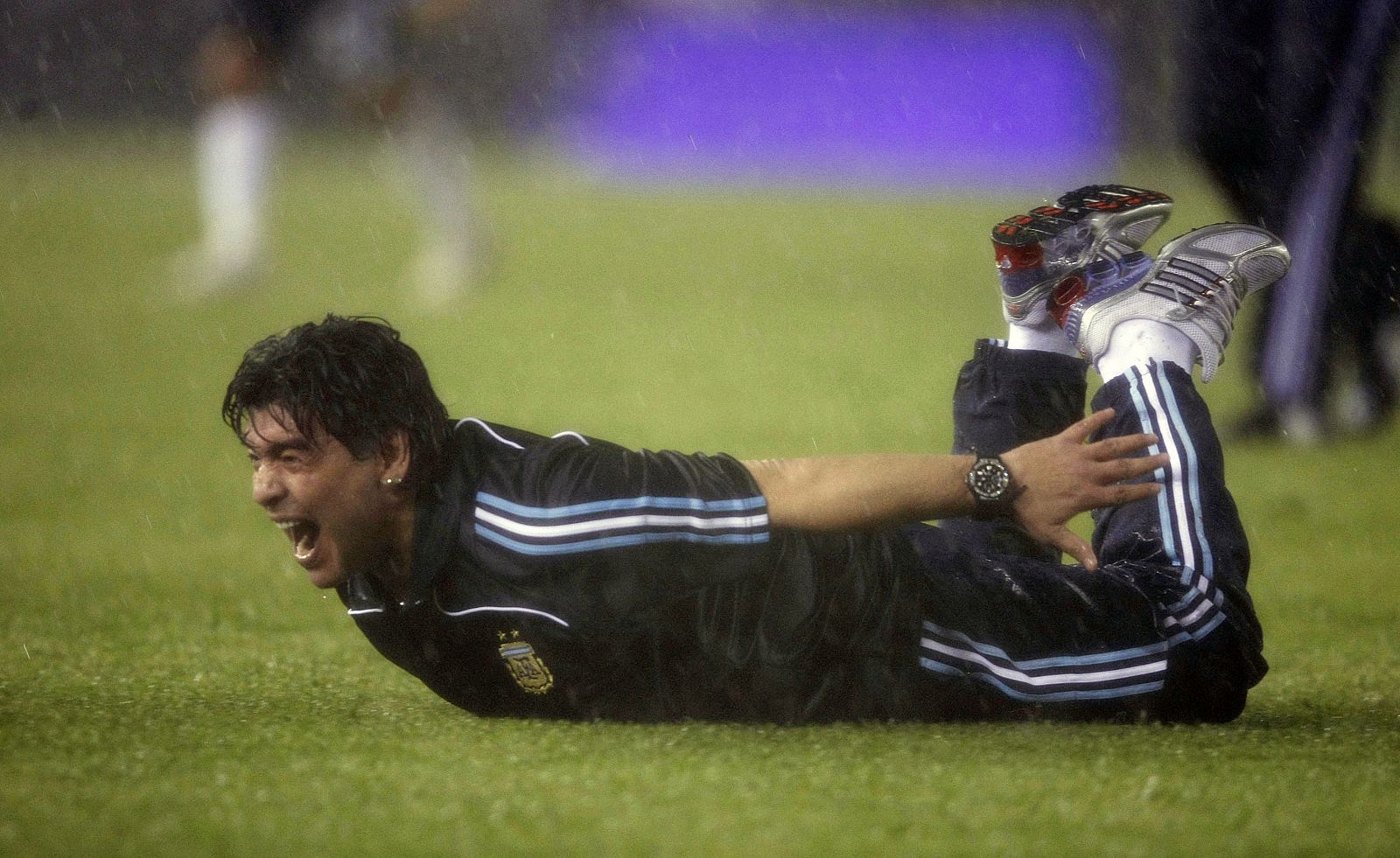 El técnico argentino Diego Maradona celebra el segundo gol de su equipo ante Perú.