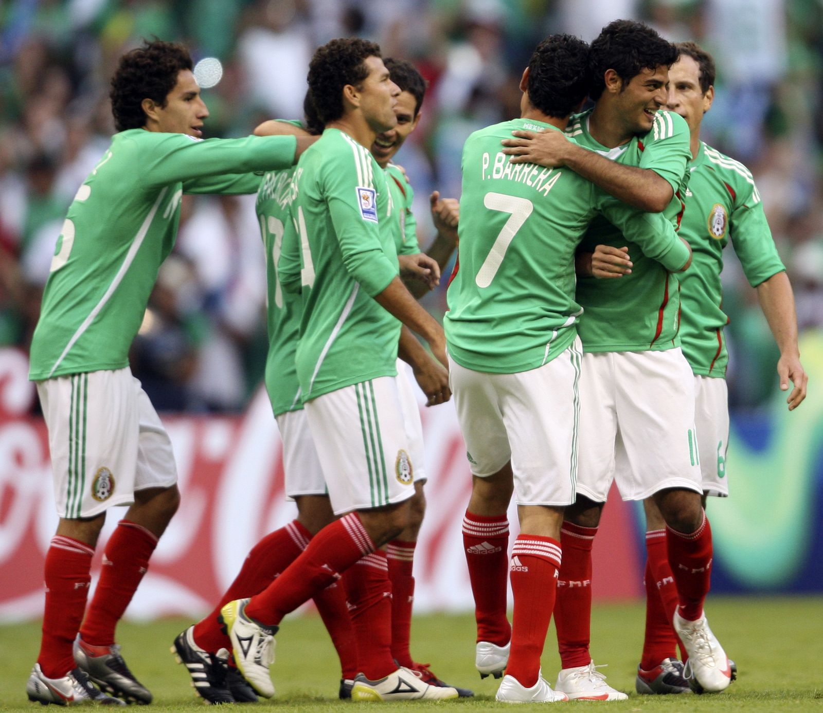 Los jugadores de México celebran la victoria ante El Salvador.