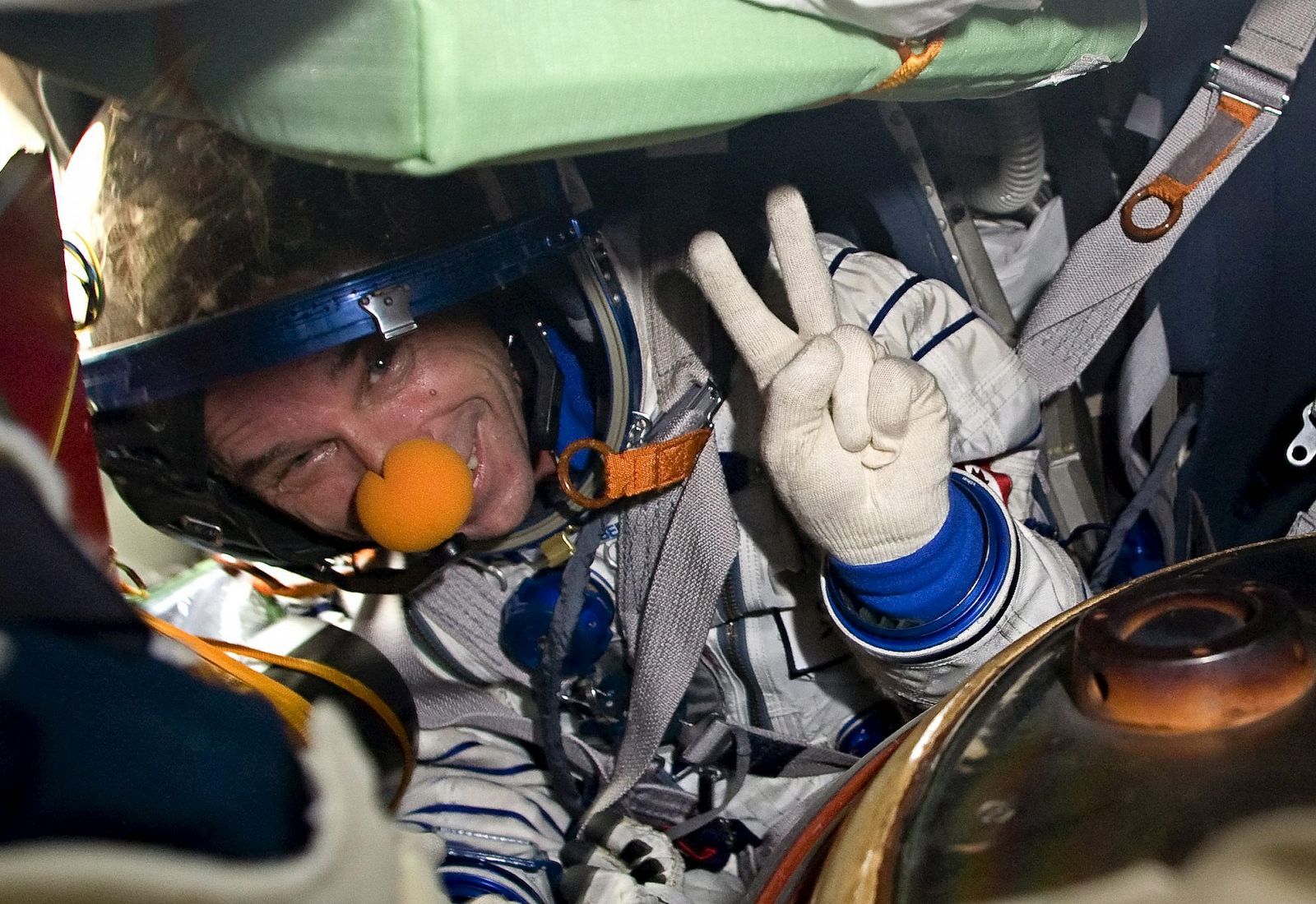 ATERRIZA LA SOYUZ EN LA QUE VIAJABAN DOS ASTRONAUTAS Y GUY LALIBERTÉ