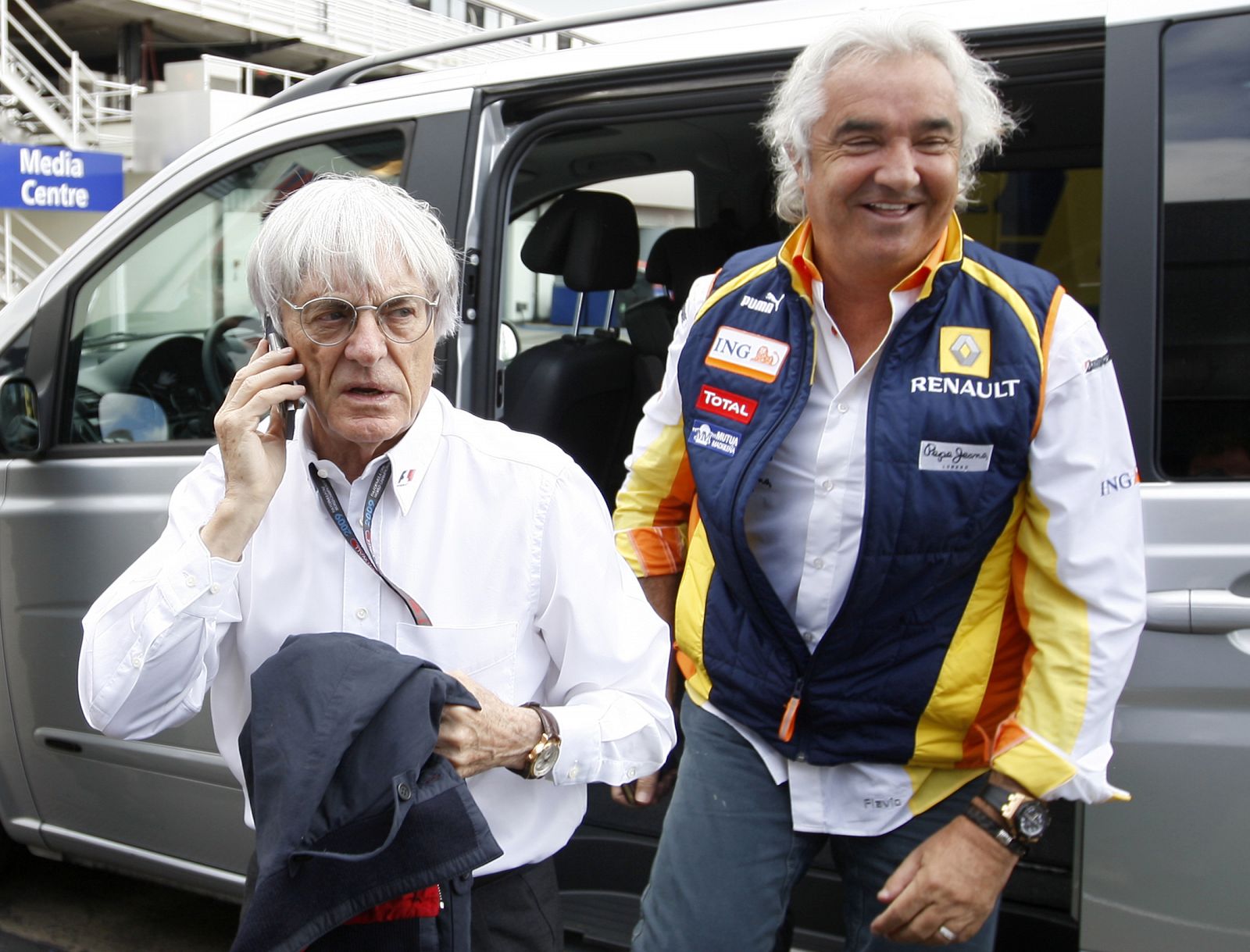 El patrón general de la F1, Bernie Ecclestone, junto al ex director de Renault, Flavio Briatore.