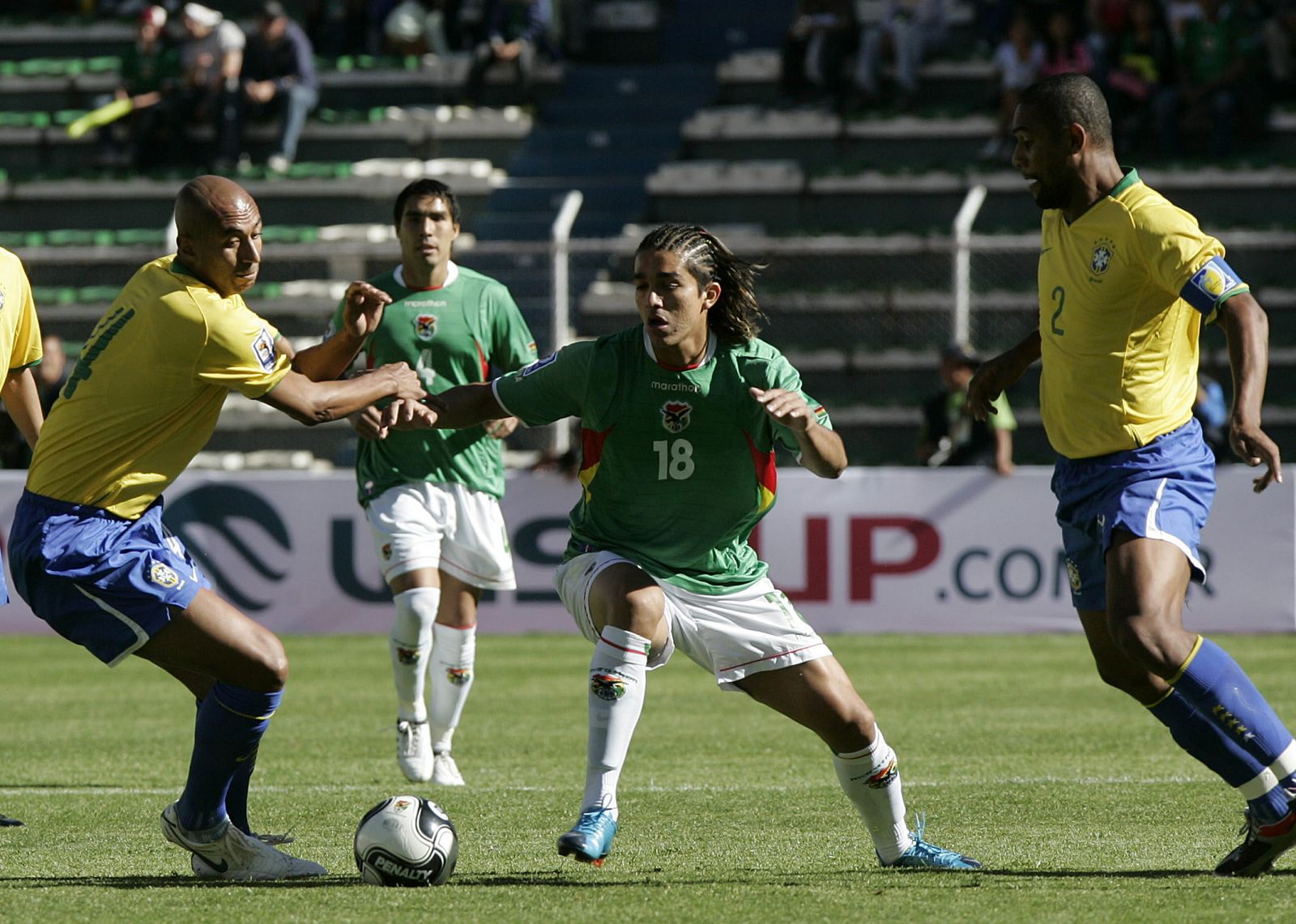 Luisao y Maicon disputan el balón con Marcelo Martins, de Bolivia.