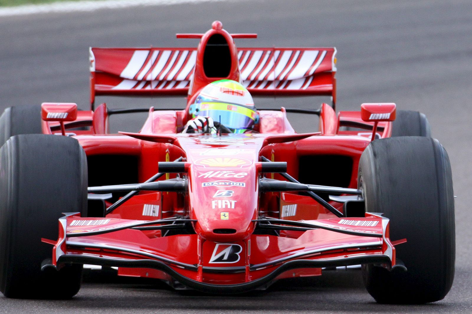 El piloto brasileño Felipe Massa (Ferrari) conduce un F2007 durante unos entrenamientos en el circuito modenés de Fiorano