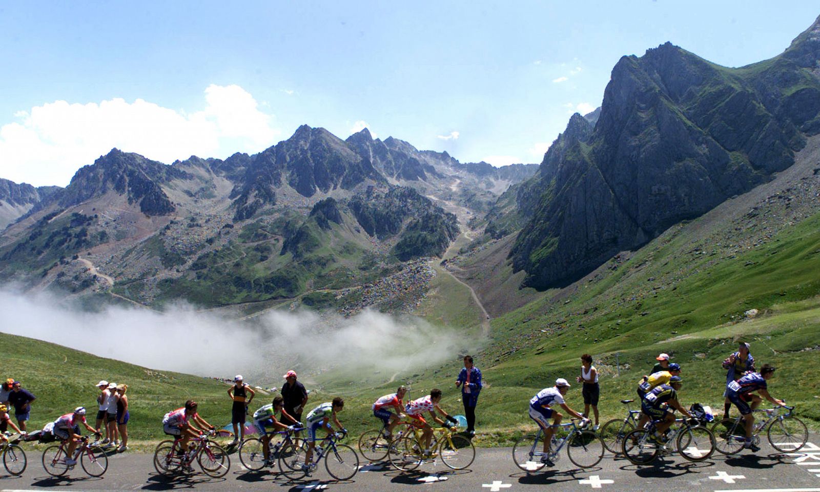 Un grupo de ciclistas asciende el mítico Tourmalet en una etapa del Tour de Francia.