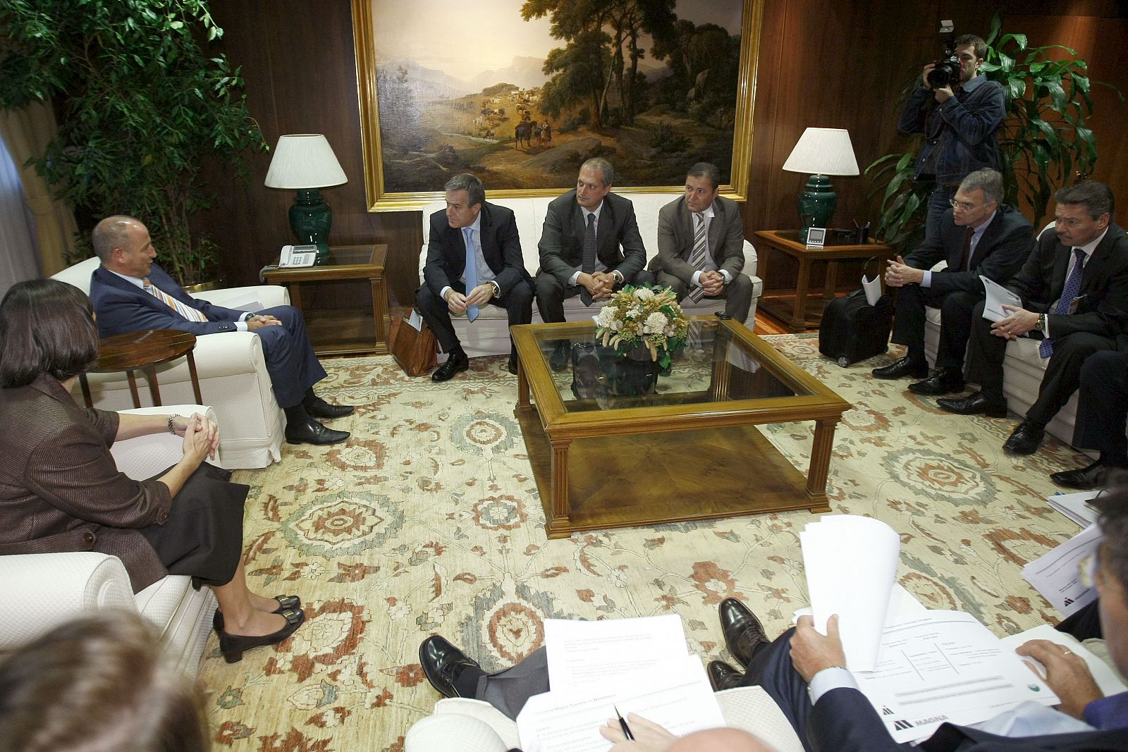 El ministro de Industria, Miguel Sebastián, a la izquierda, junto a los representantes de Magna, el Gobierno de Aragón y los sindicatos de la planta de Figueruelas.