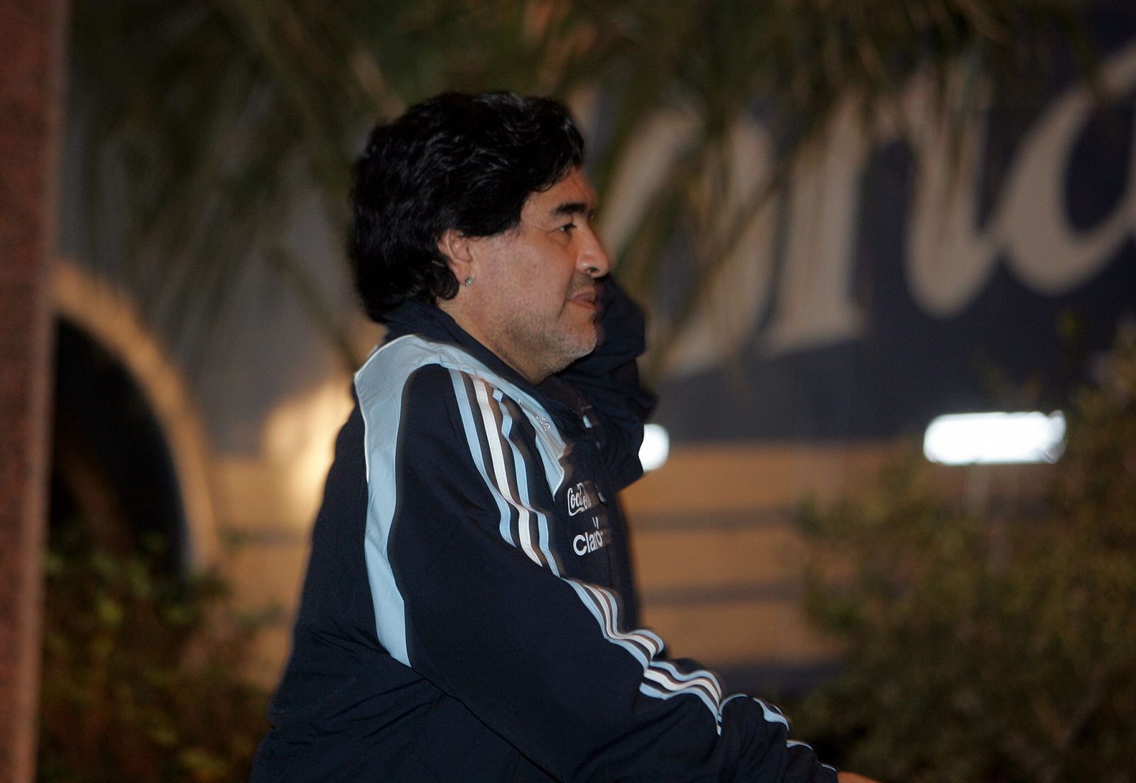 El técnico de la selección argentina, Diego Maradona, entra al hotel de Montevideo donde se concentran sus jugadores.