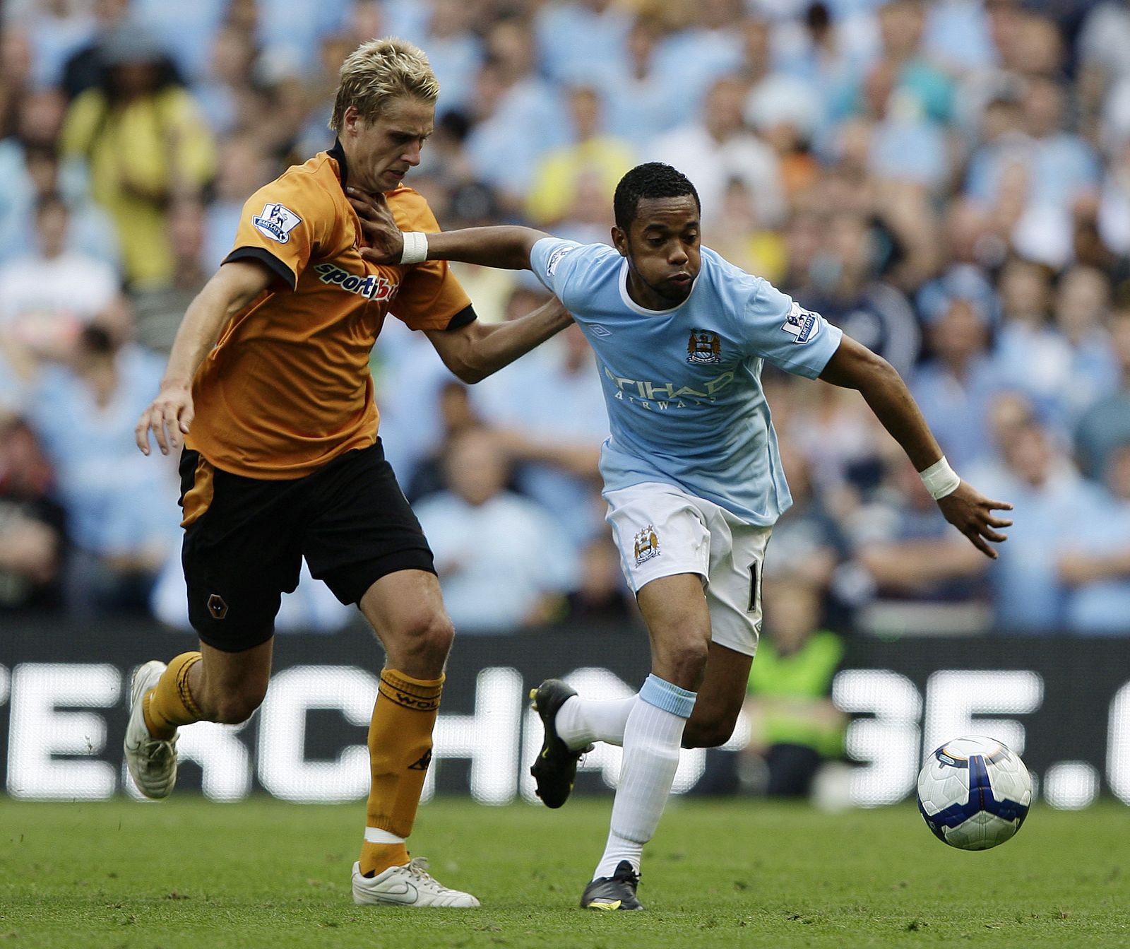 Robinho no juega desde agosto con el City; en la imagen, el partido contra Wolverhampton.