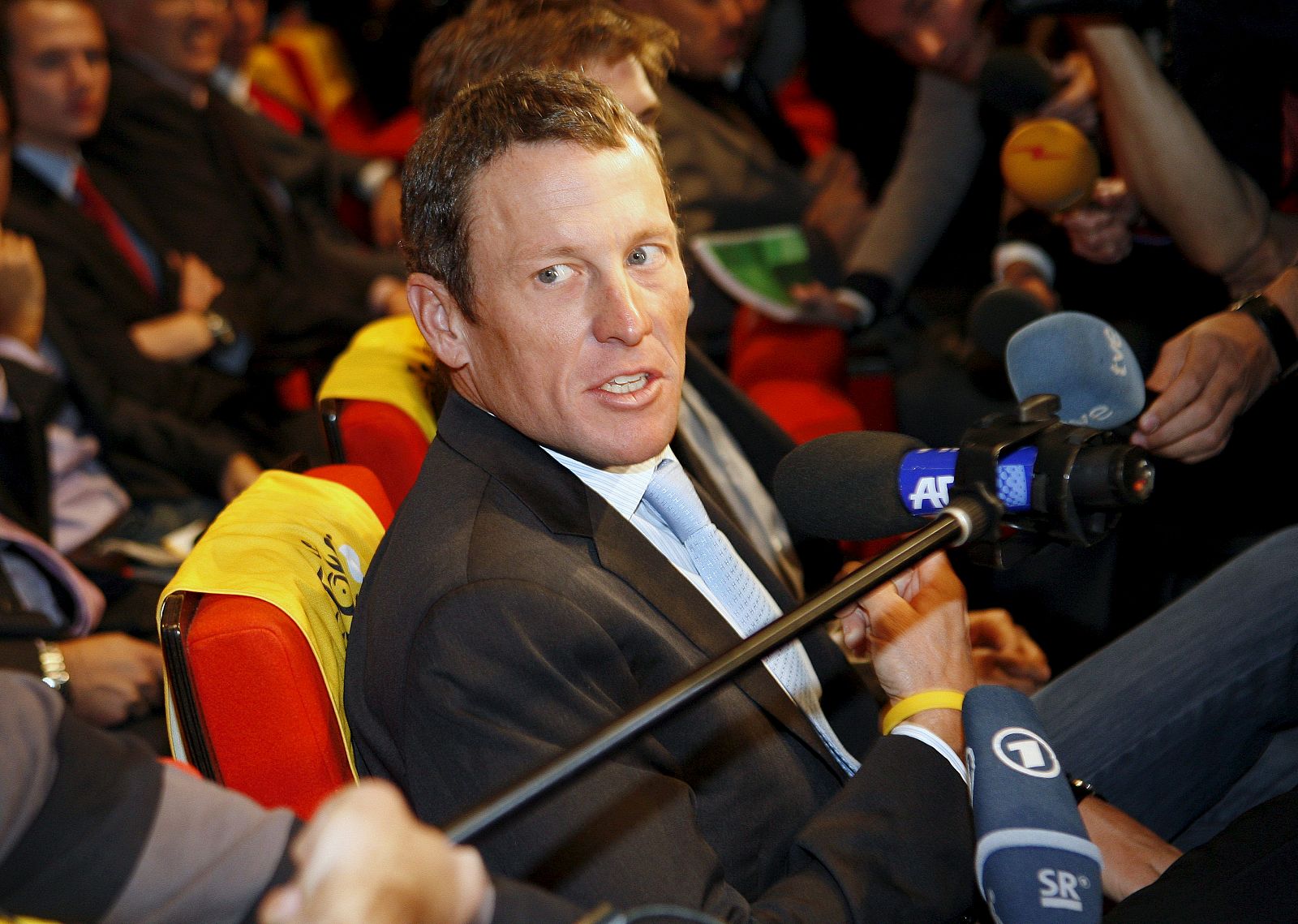 El ciclista estadounidense Lance Armstrong habla con los medios durante la presentación del Tour de Francia 2010