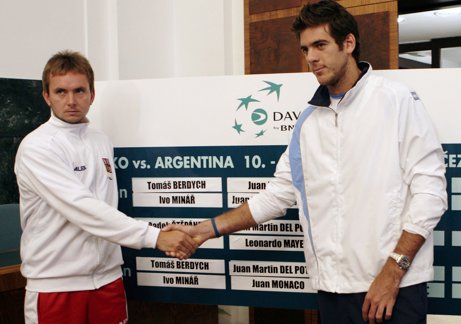 Ivo Minar saluda al argentino Juan Martín del Potro, su rival en la eliminatoria de cuartos de la Copa Davis