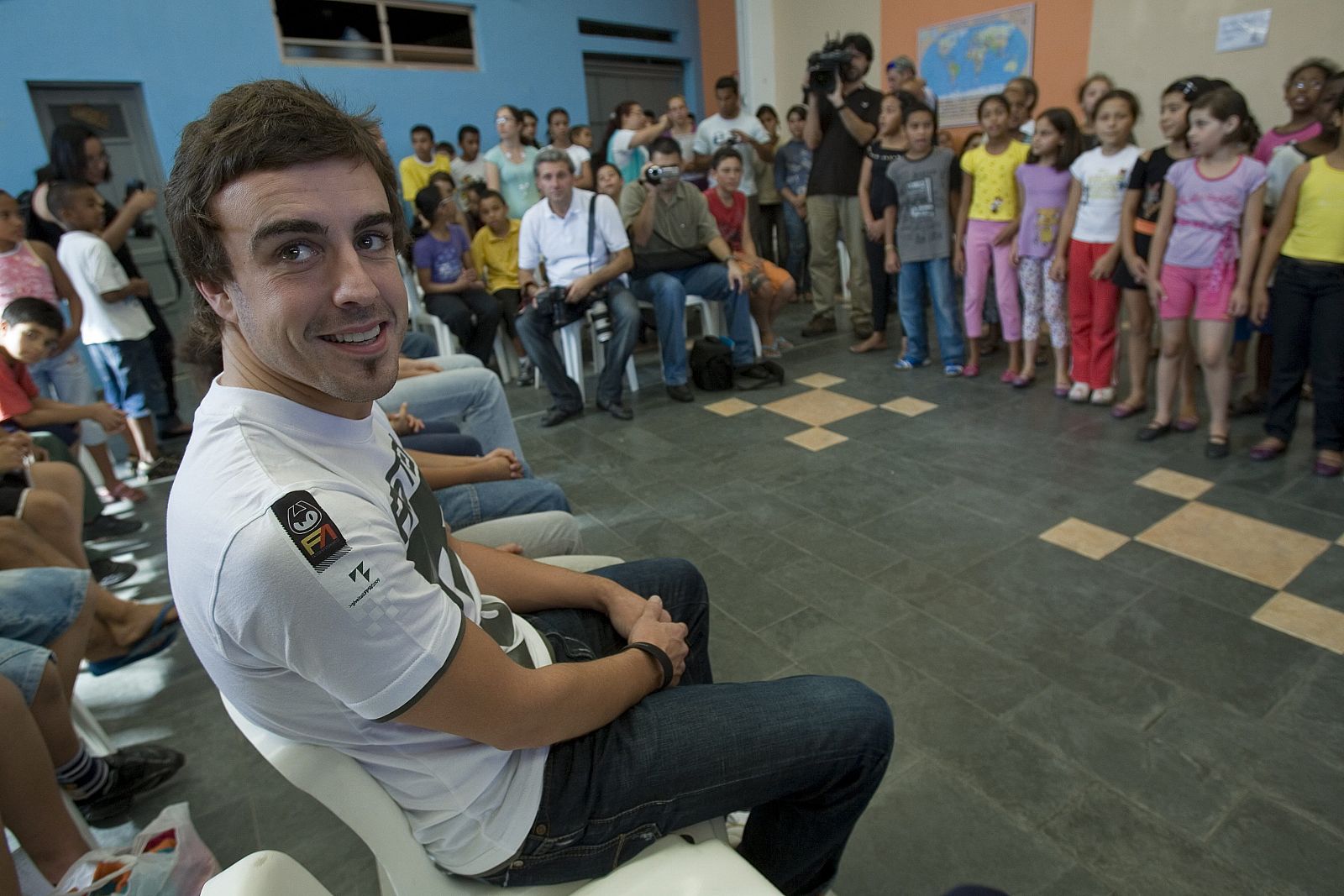 Fernando Alonso visita a los niños del proyecto social de UNICEF en Sao Paulo, donde se disputa el GP de Brasil.