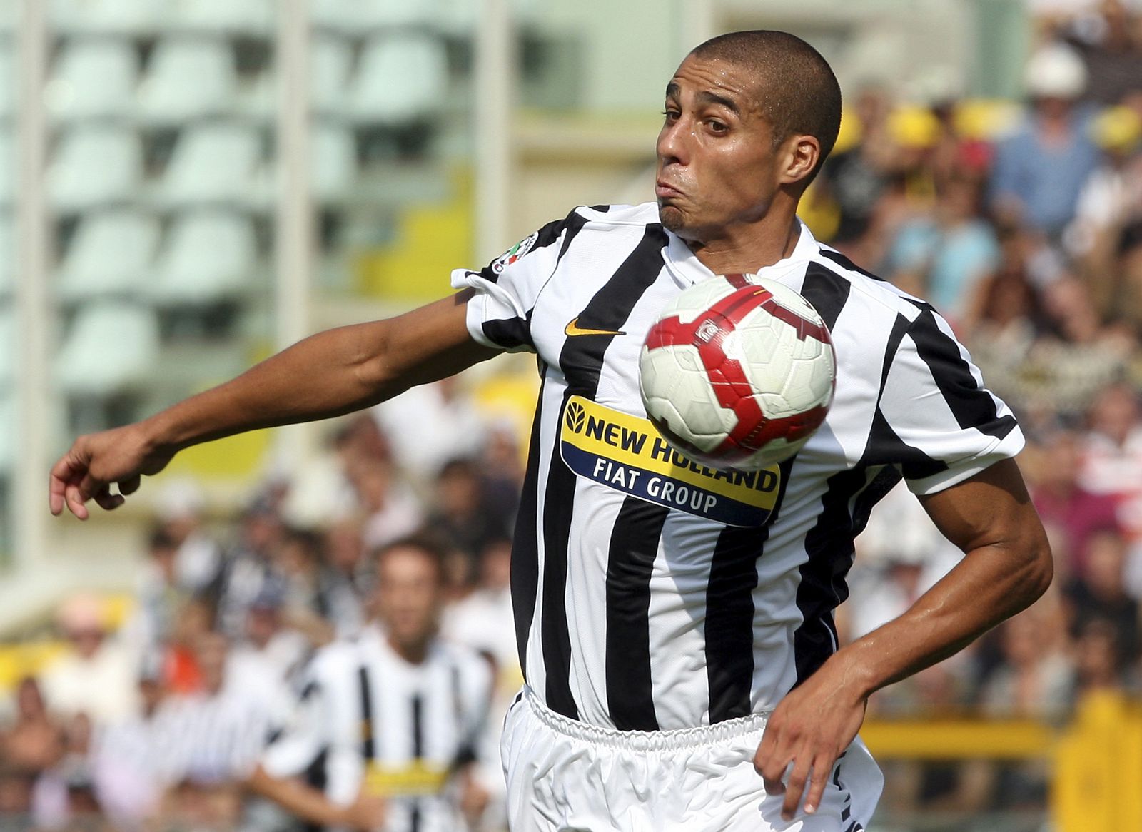 Trezeguet, de la 'Juve', se mide al tridente ofensivo de la Fiorentina.