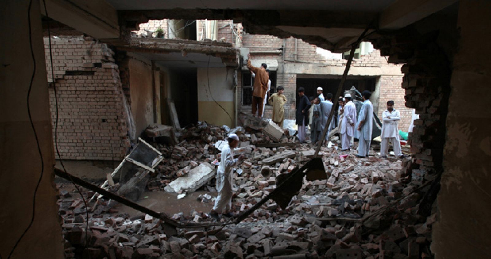 Este ataque llega un día después de una cadena de acciones terroristas en la ciudad oriental de Lahore y dos localidades del conflictivo noroeste, incluida la propia Pesháwar, que se saldaron con la muerte de más de 40 personas.