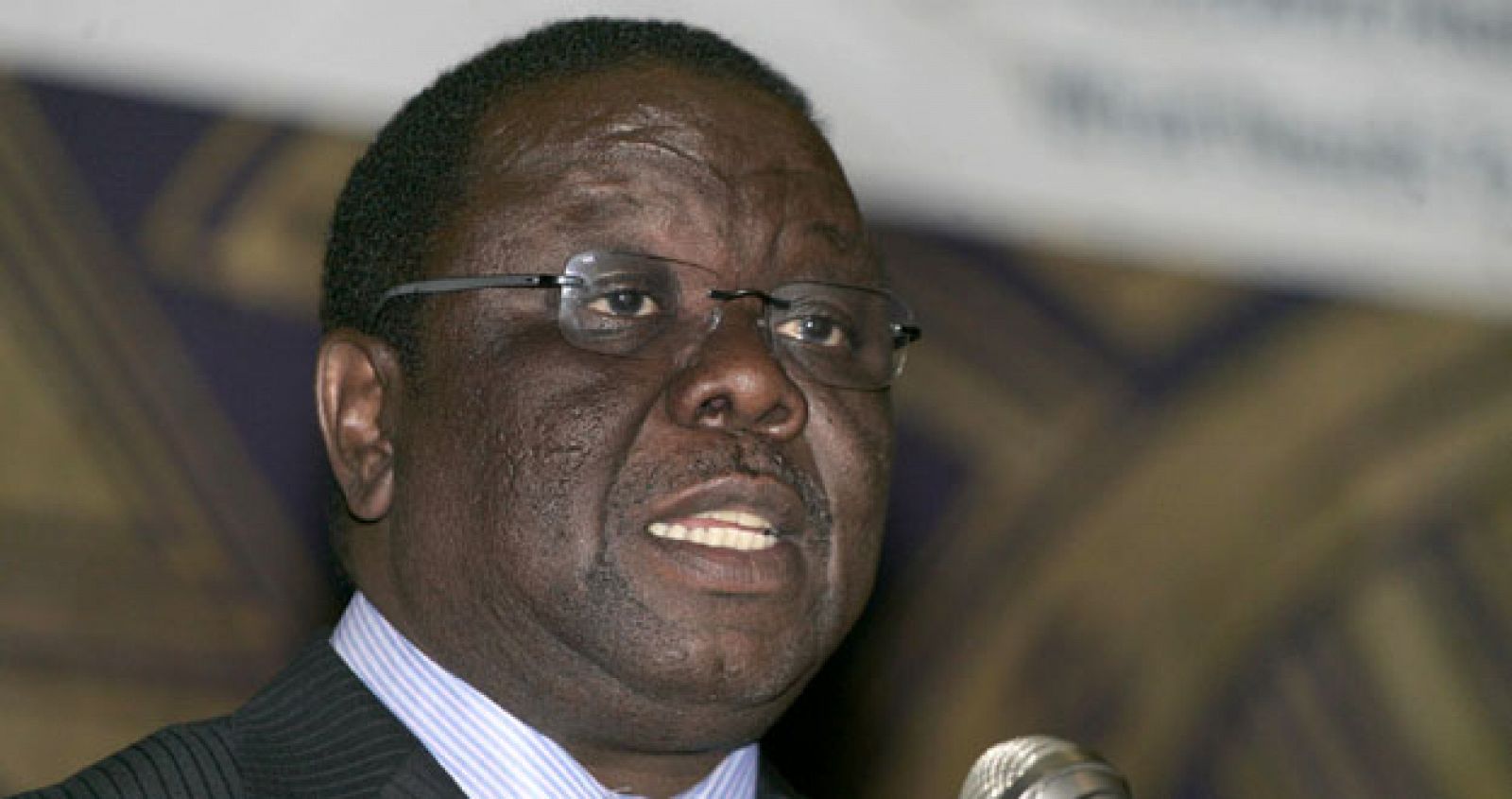 El primer ministro de Zimbabue, Morgan Tsvangirai, fue derrotado por el presidente Robert Mugabe en la controvertida elección presidencial de 2002