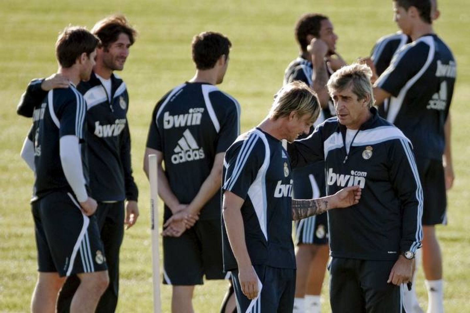 El entrenador del Real Madrid, el chileno Manuel Pellegrini (d), da instrucciones al centrocampista José María Gutiérerz "Guti"