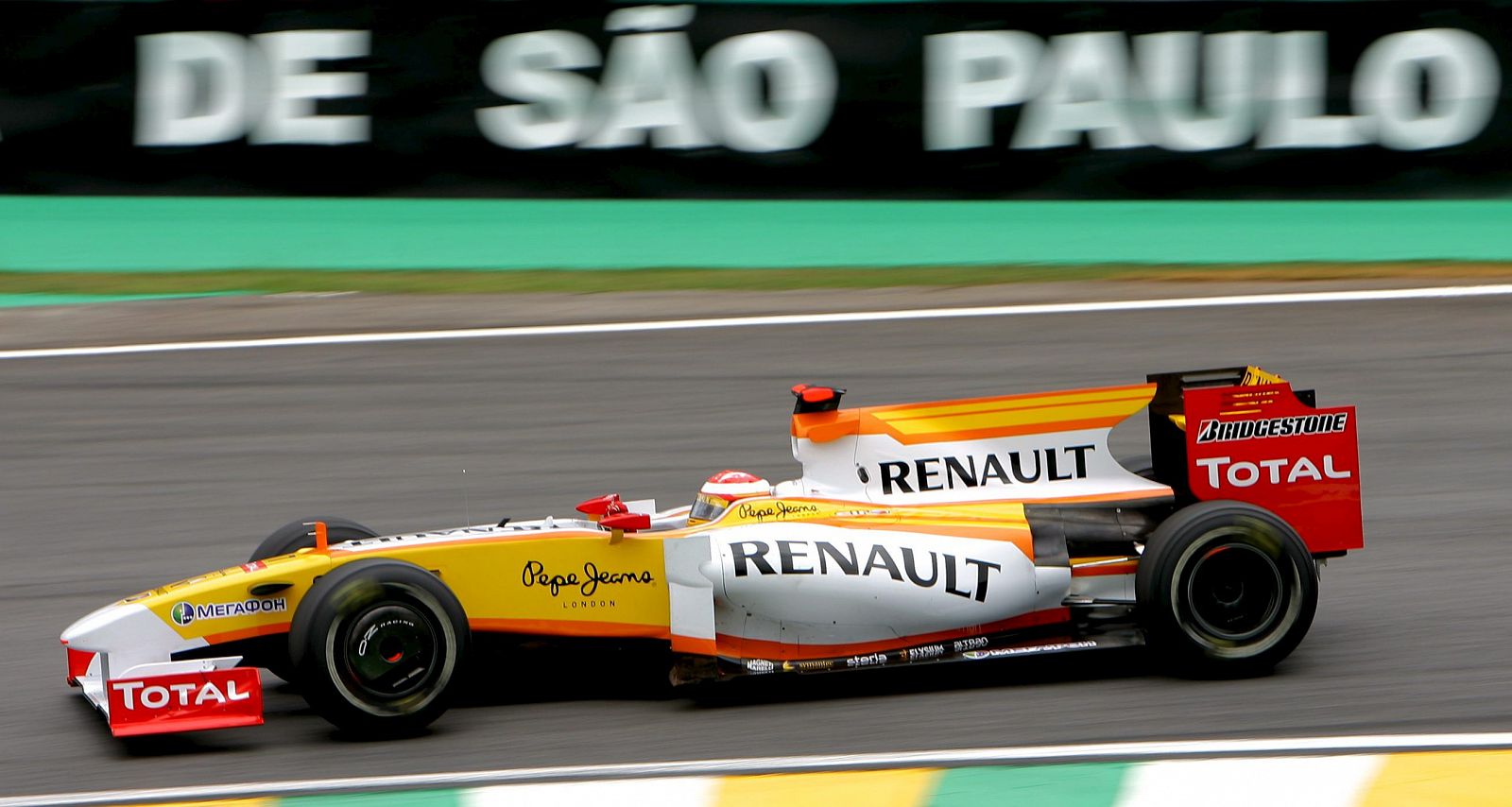 Fernando Alonso, durante la primera sesión de entrenamientos en el circuito de Interlagos en Sao Paulo, Brasil.