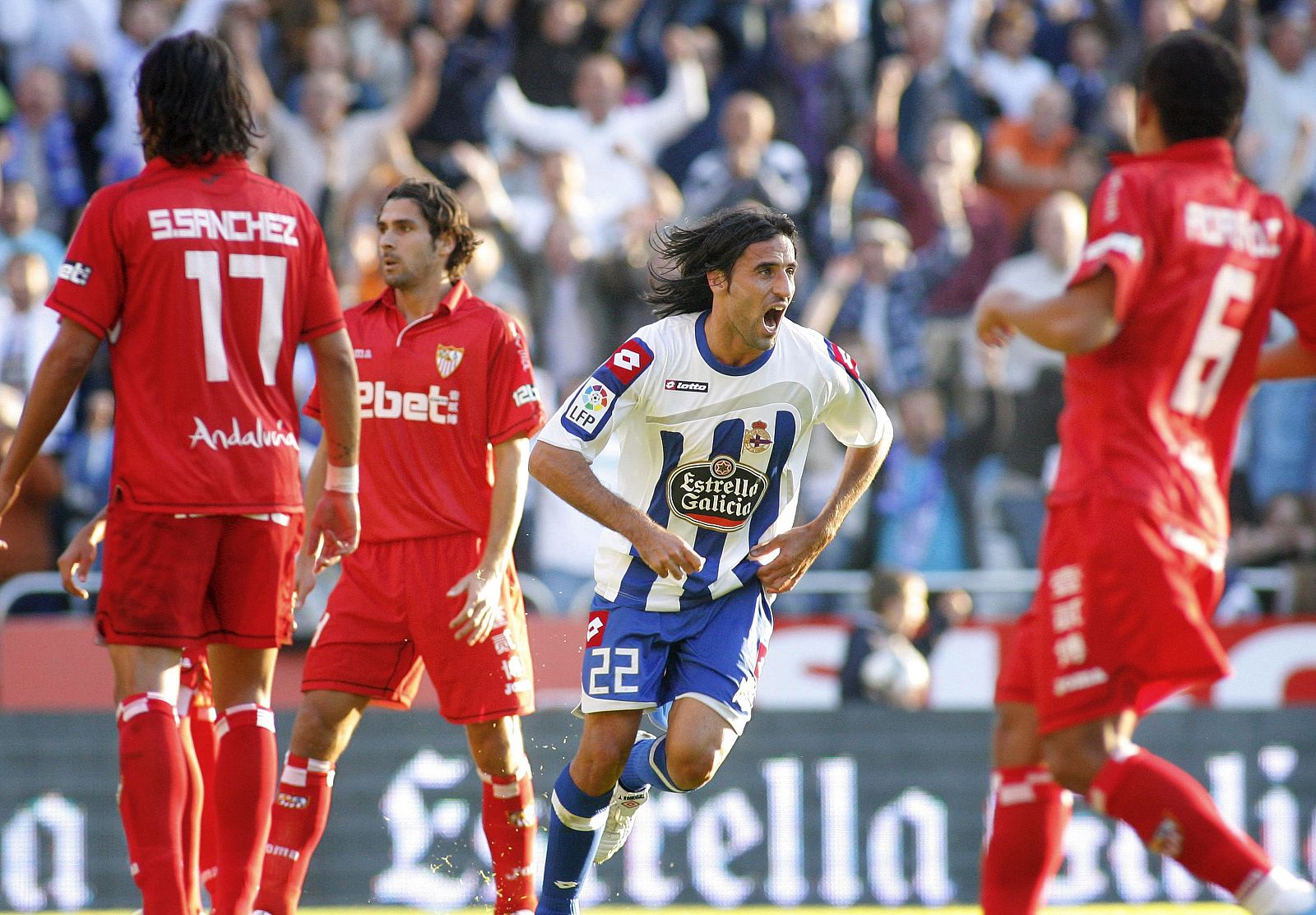 El centrocampista del Deportivo de La Coruña Juan Rodríguez celebra el primer gol del encuentro disputado en el Estadio de Riazor ante la resignación de varios jugadores del Sevilla.