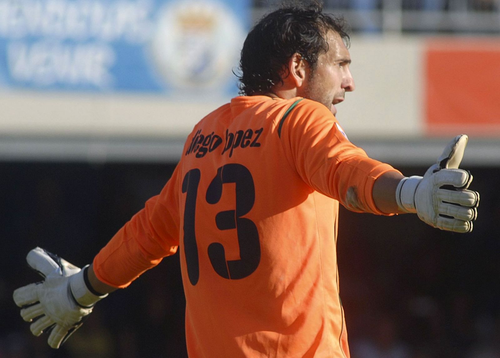 El portero del Villarreal, Diego López, protesta ante sus compañeros de equipo.