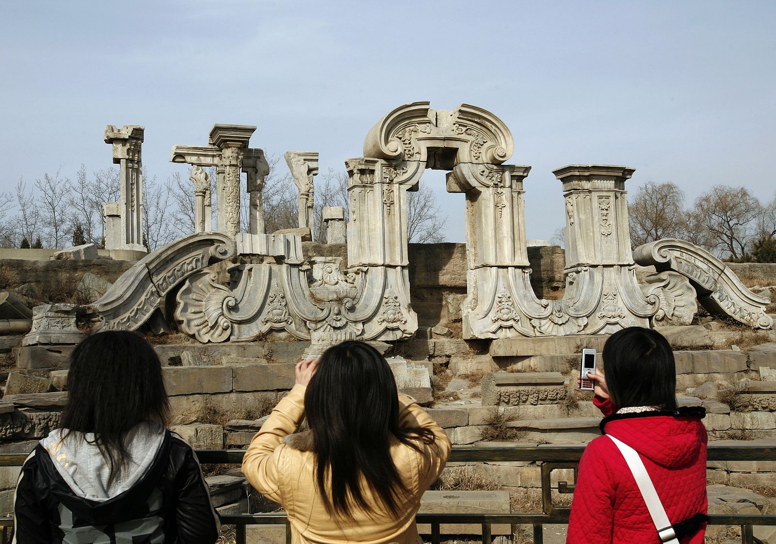 Turistas visitan las ruinas del Palacio de Verano de Pekín