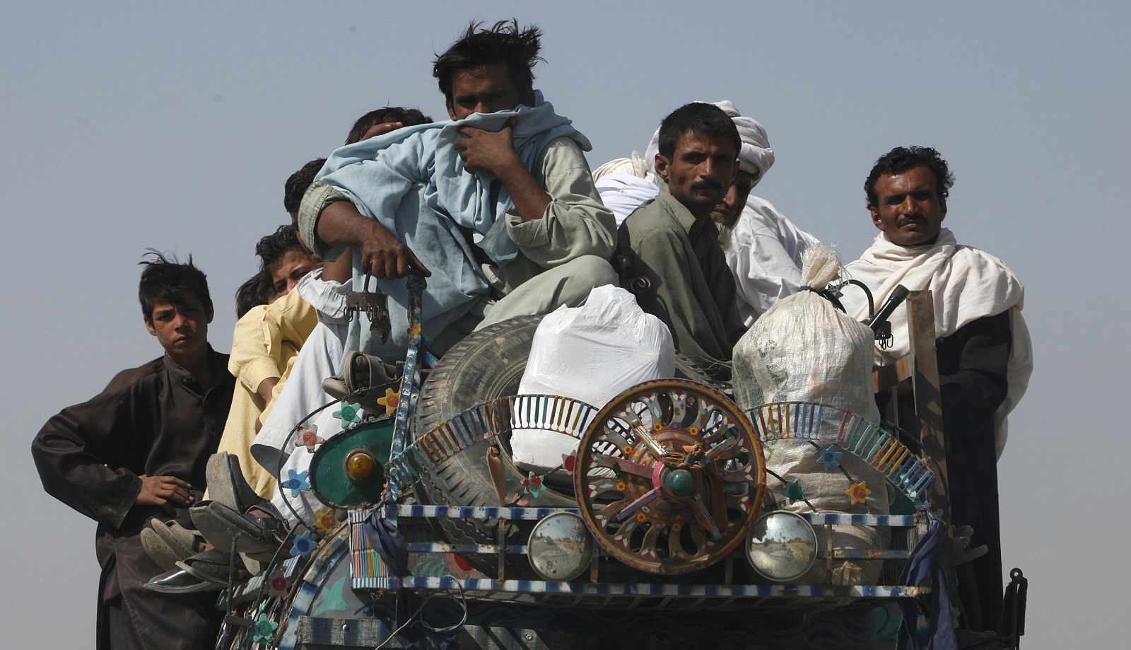 Civiles entran en la localidad de Dera Ismail Khan procedentes de Waziristán del Sur.