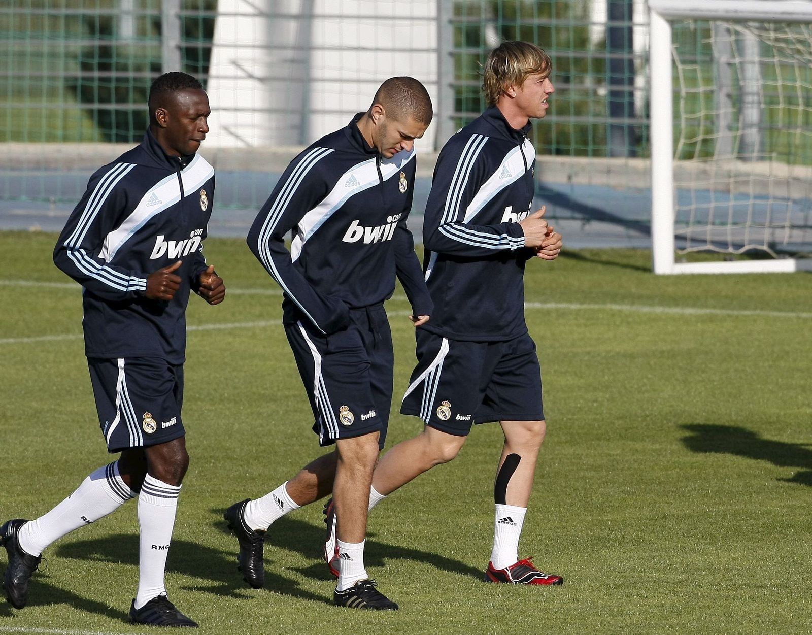 Diarra, Benzema y Guti, durante el entrenamiento de este lunes del Real Madrid.