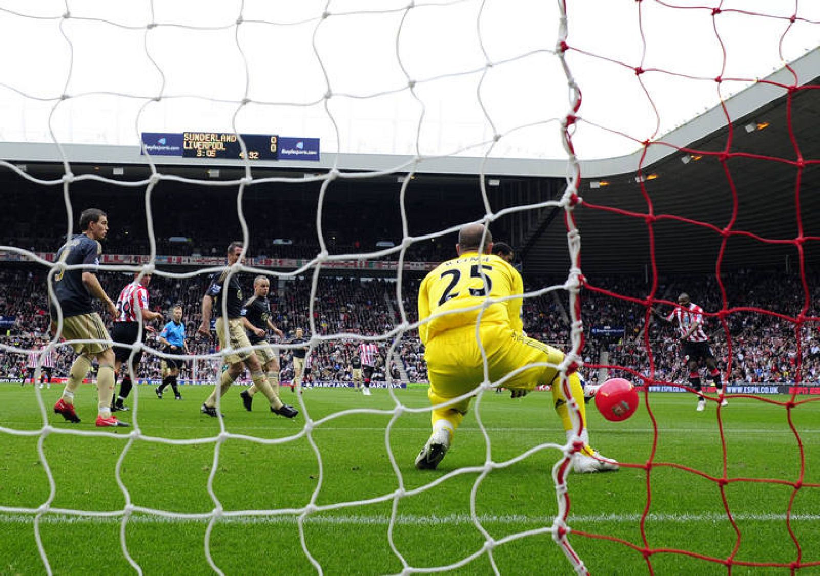 Momento en el que el balón, disparado por Darren Bent, choca en la pelota de playa y despista a Reina.