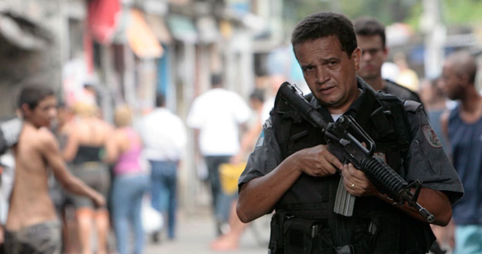 Patrulla de policía en la "favela Jacarezinho" en Río