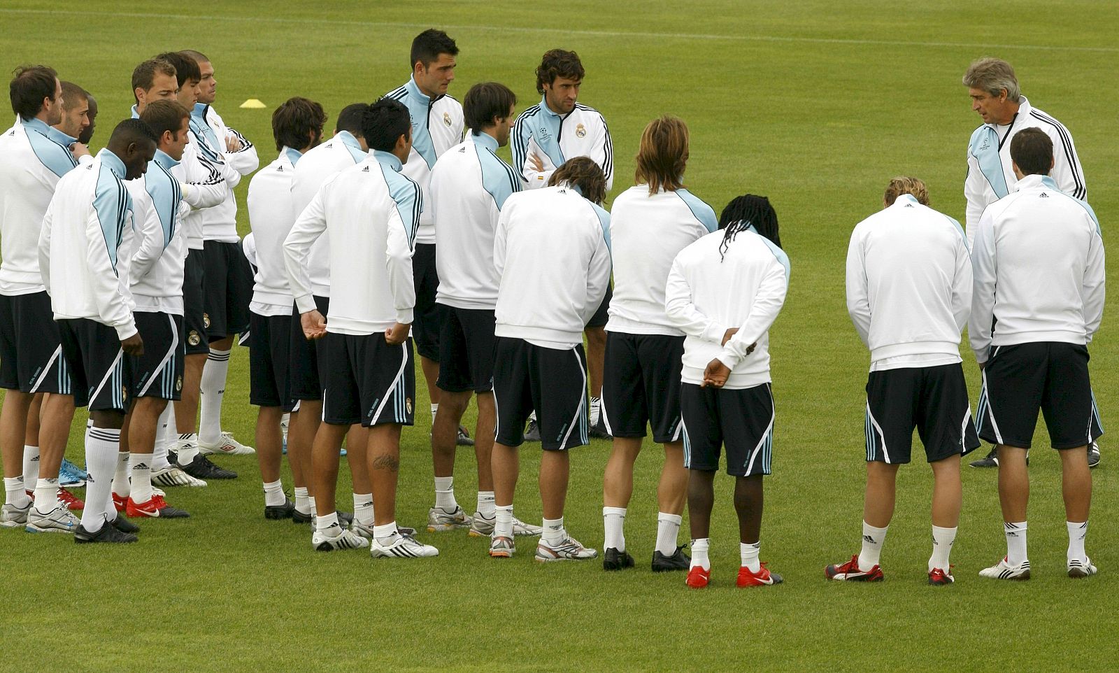 Pellegrini da instrucciones a sus jugadores durante el entrenamiento del equipo