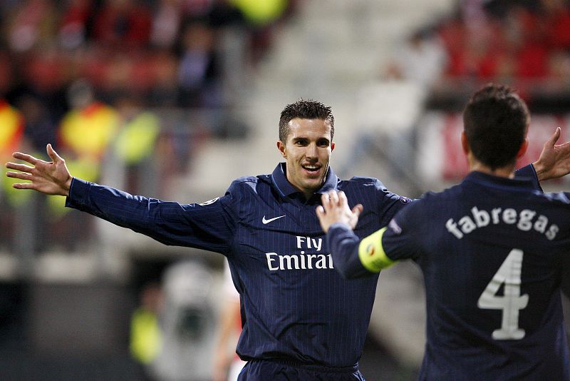 Robin van Persie felicita al español Cesc Fabregas.