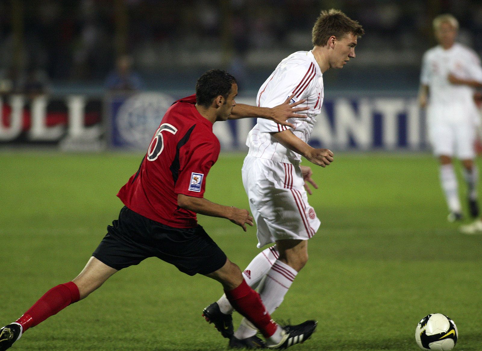 Momento del partido Albania - Dinamarca, jugado en el estadio Qemal Stafa.