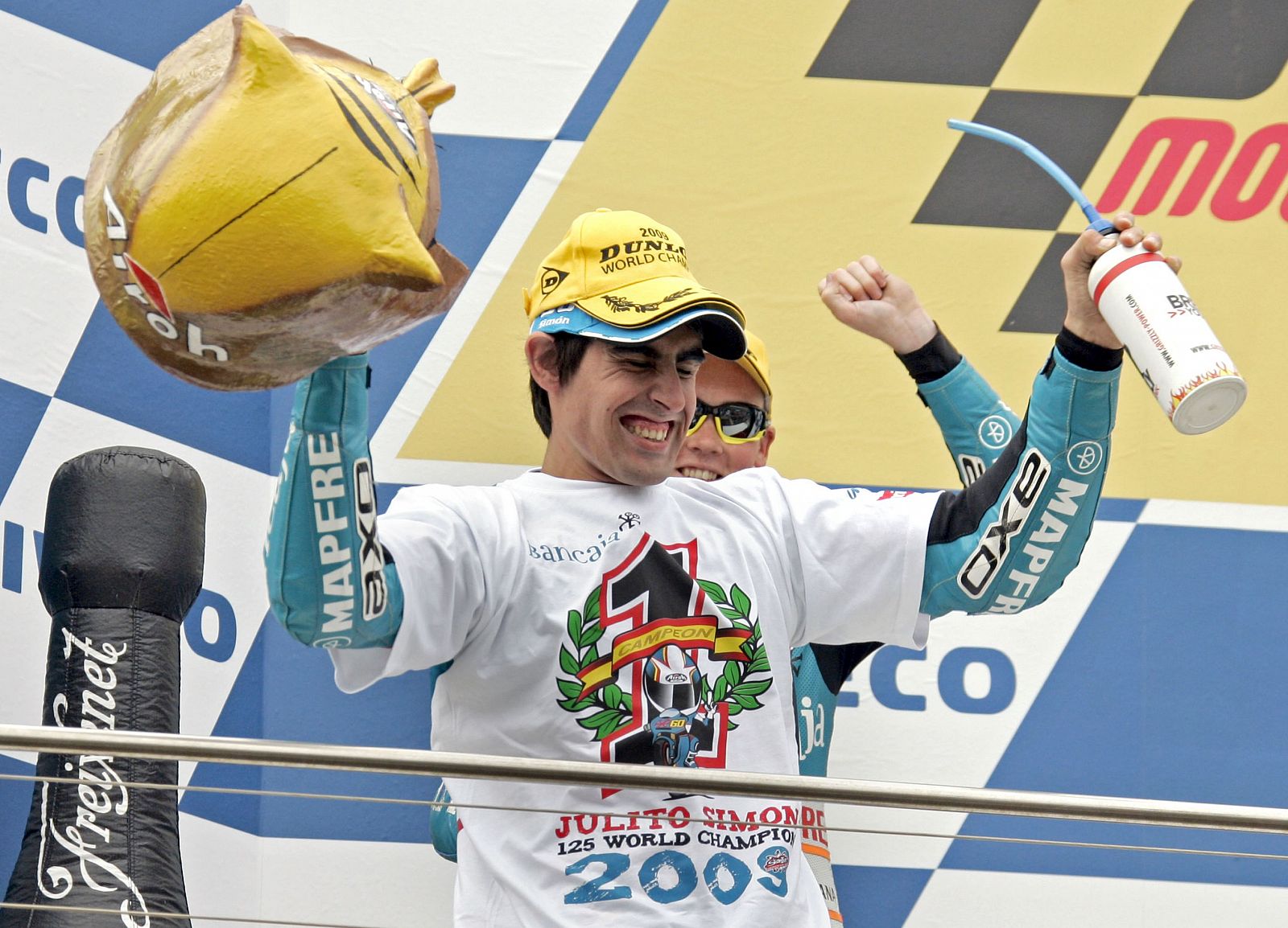'Paddock GP' rememora el triunfo de Julián Simón en el Mundial junto a sus paisanos.