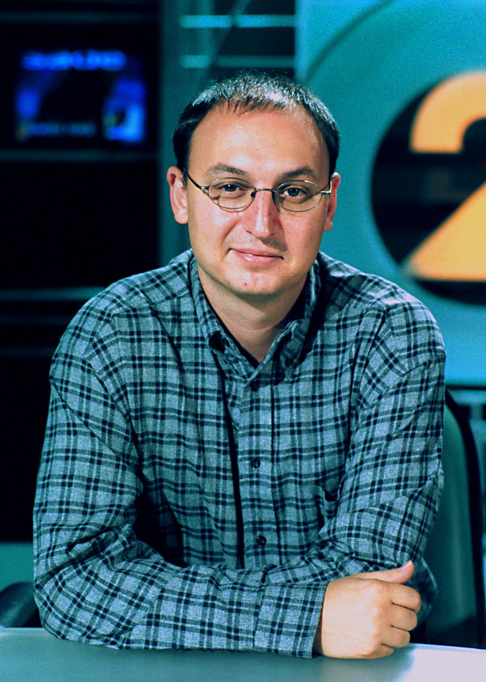 Fran Llorente, editor del programa, en la mesa de La  2 Noticias, en 2001. Por entonces, el presentador todavía era Lorenzo Milá.
