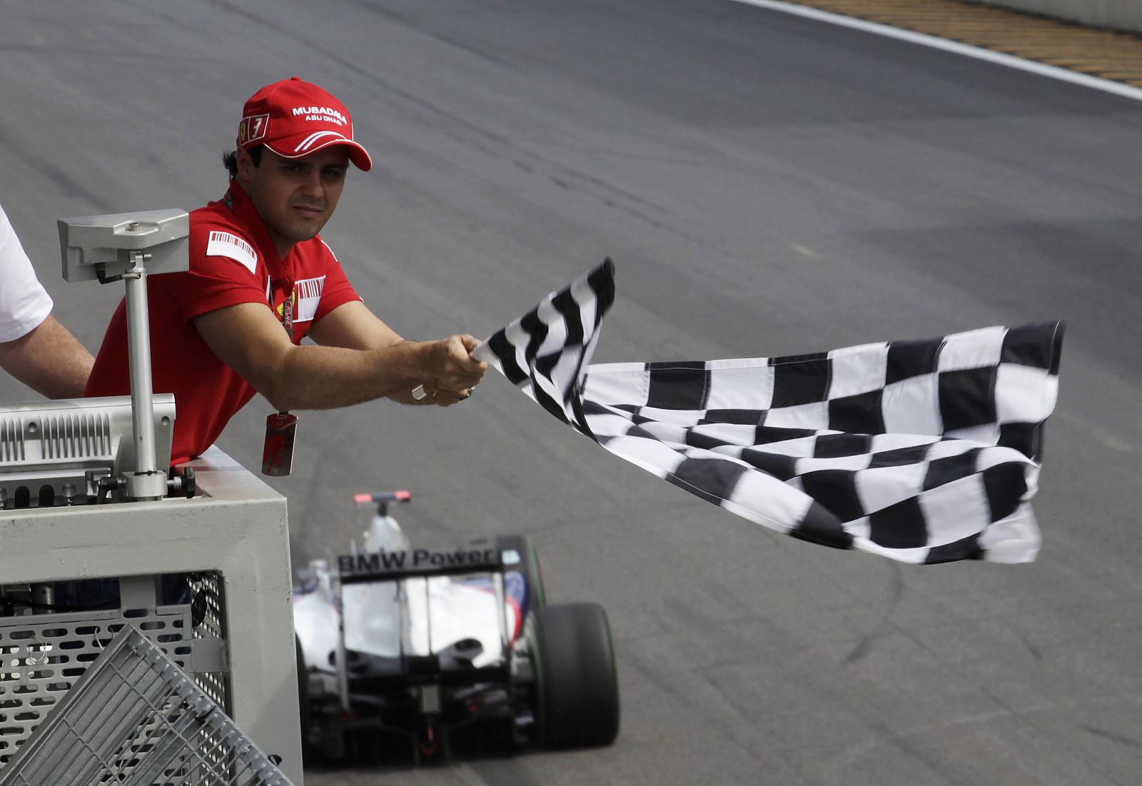 Felipe Massa ondea la bandera de cuadros en la meta del circuito de Interlagos, donde volverá a acabar el Mundial de F1