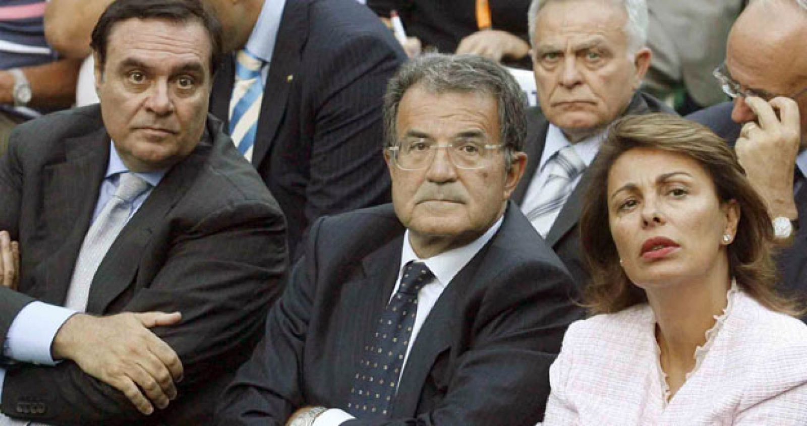 El ex ministro de justicia italiano, Clemente Mastella, y su mujer Sandra Lonardo. Junto a ellos, el ex primer ministro, Romano Prodi.