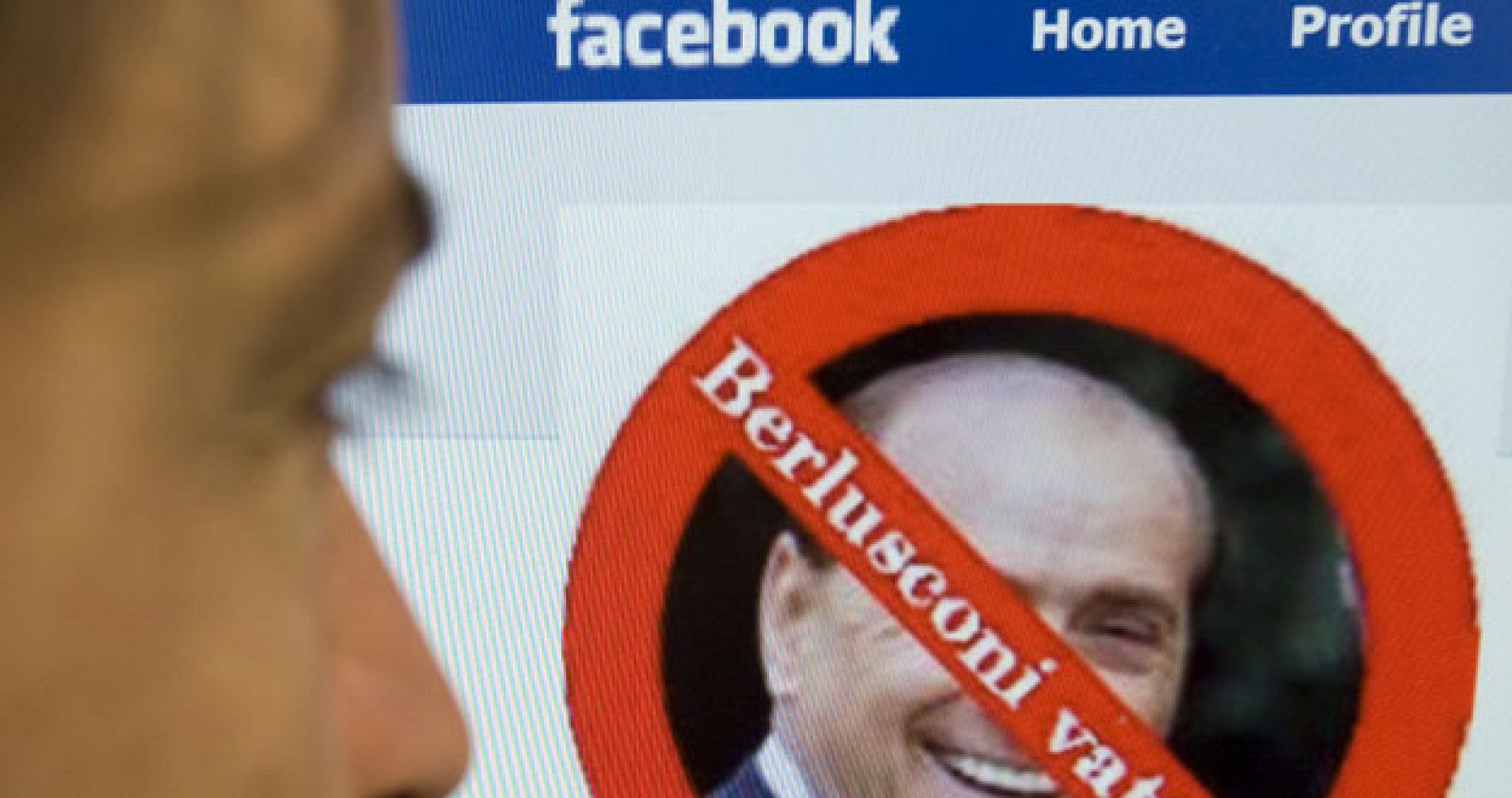 Un hombre observa en Facebook la página web "Matemos a Berlusconi"