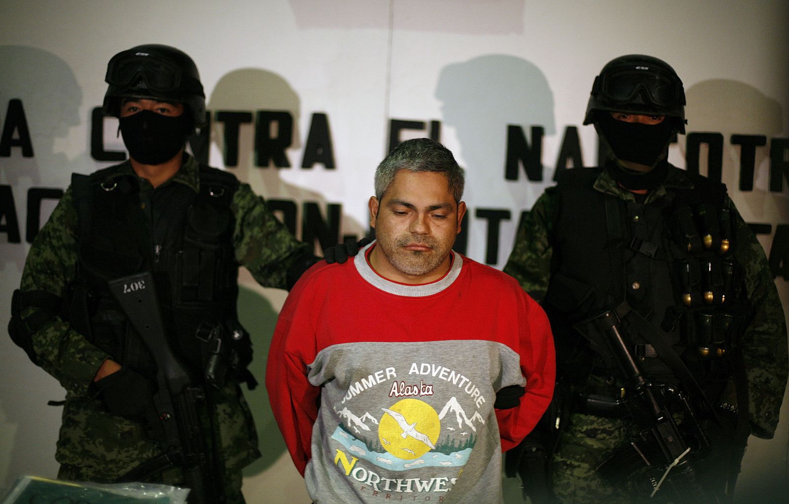 Soldados escoltan al narcotraficante Carlos Adrian, Martínez, presunto jefe de los "Zeta".