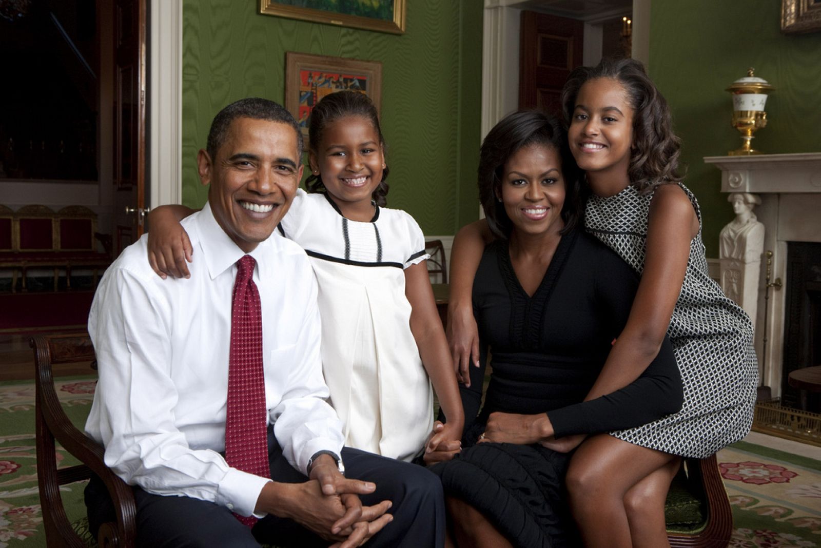 El presidente de EE.UU., Barack Obama, la Primera Dama, Michelle Obama, y sus dos hijas, Malia y Sasha, posan en para un retrato familiar en la Sala Verde de la Casa Blanca.