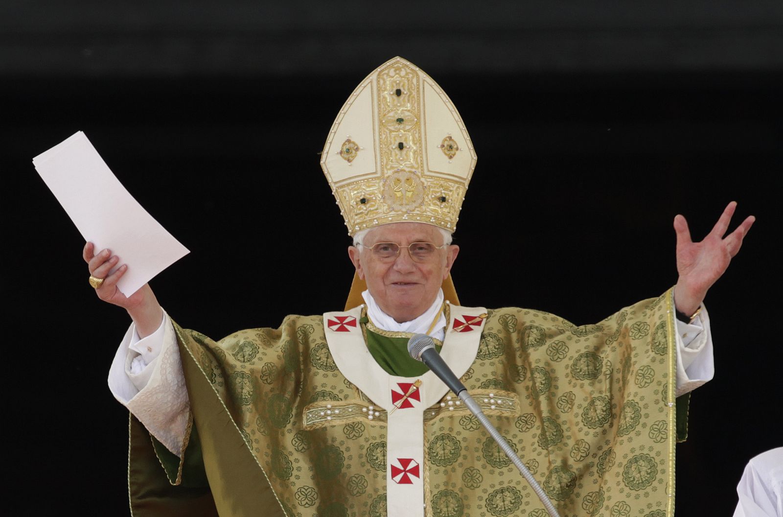 El Papa Benedicto XVI durante la misa del Angelus en la Basílica de San Pedro en el Vaticano