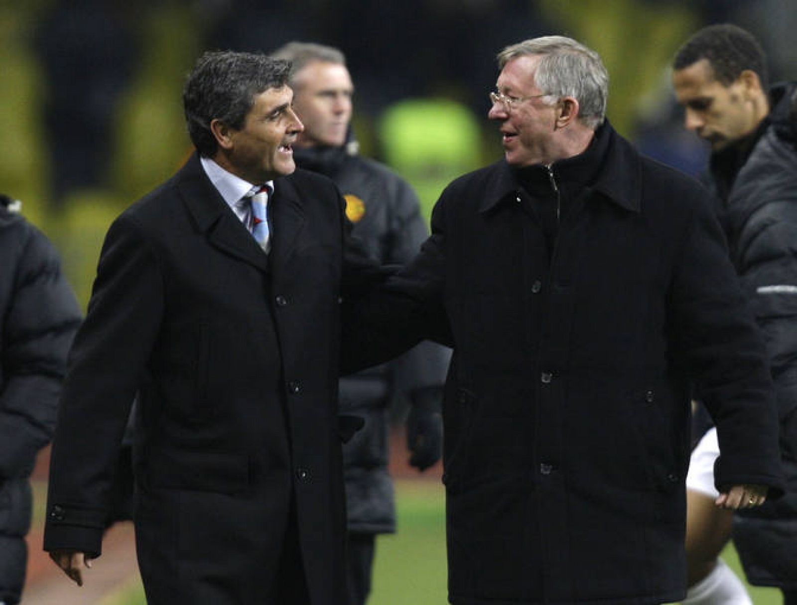Juande Ramos felicita a Alex Ferguson tras el partido ante el Manchester United de Champions League.
