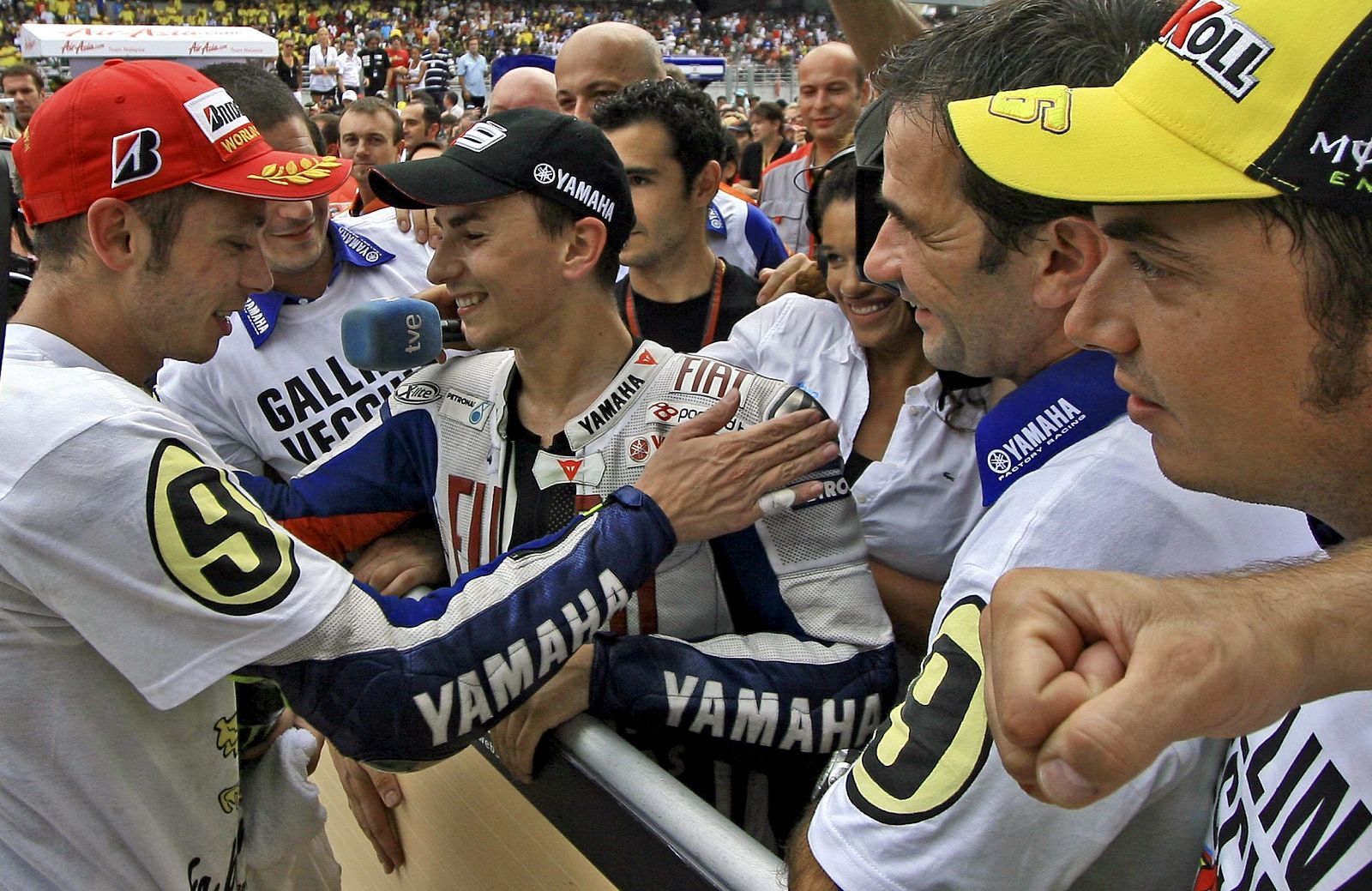 Jorge Lorenzo felicita a Valentino Rossi, quien se proclamó campeón del mundo de MotoGP.