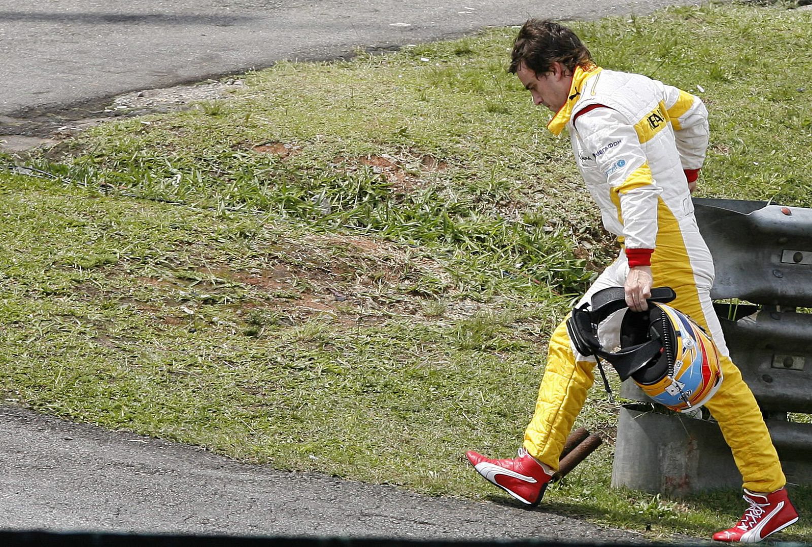 Alonso tuvo que abandonar a las primeras de cambio en el GP de Brasil.