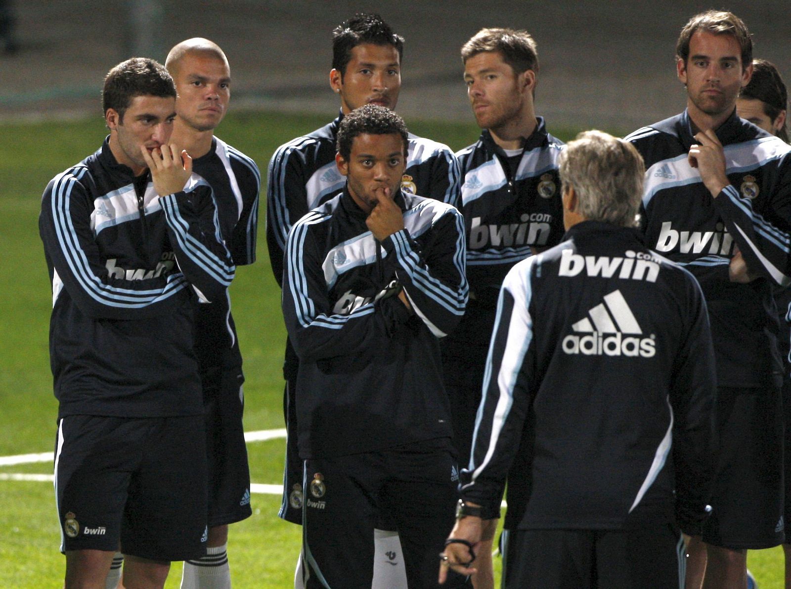 Pellegrini conversa con sus jugadores durante el entrenamiento vespertino del lunes.