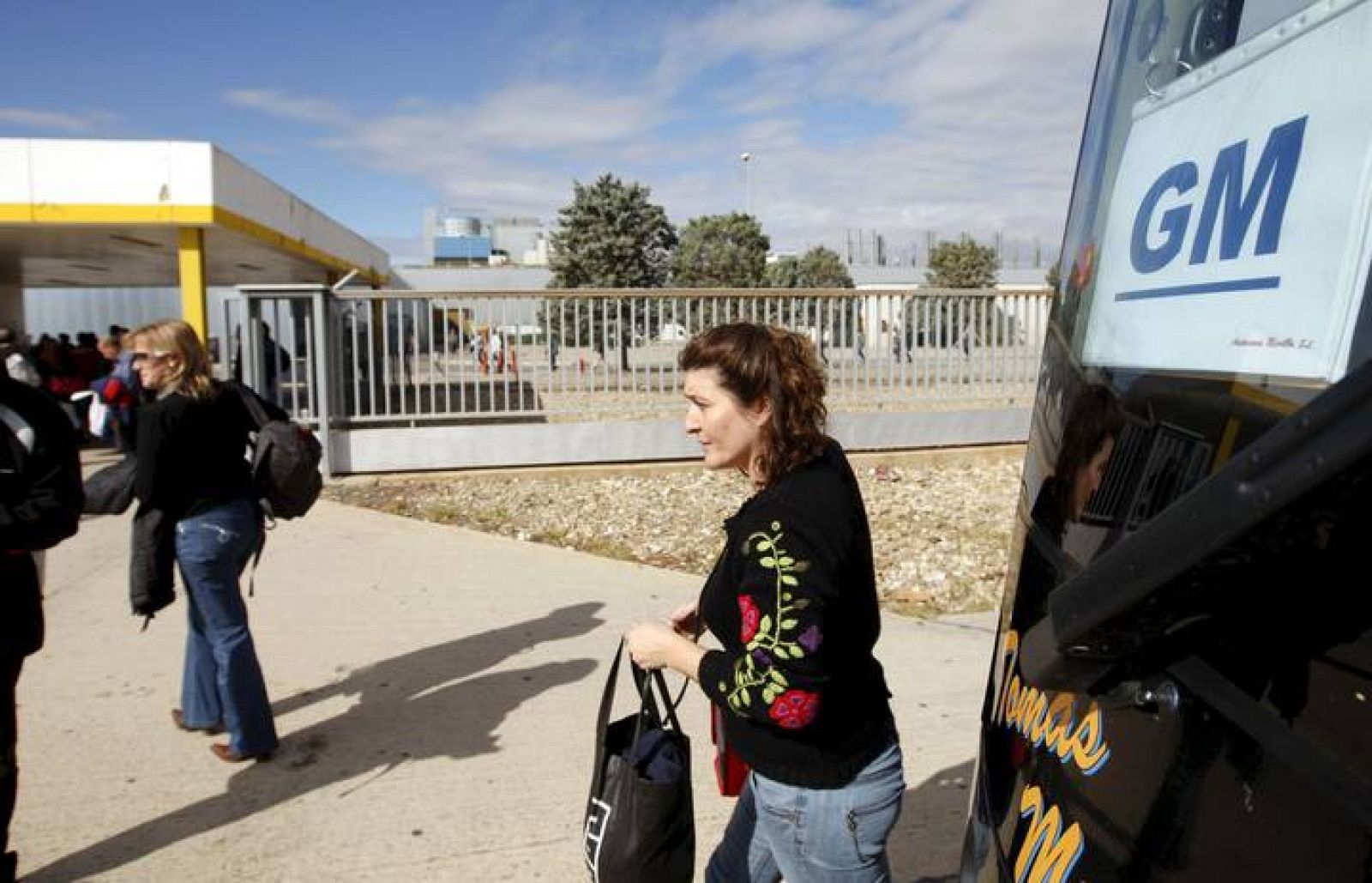 Los trabajadores de Opel en la planta de Aragón salen del trabajo.