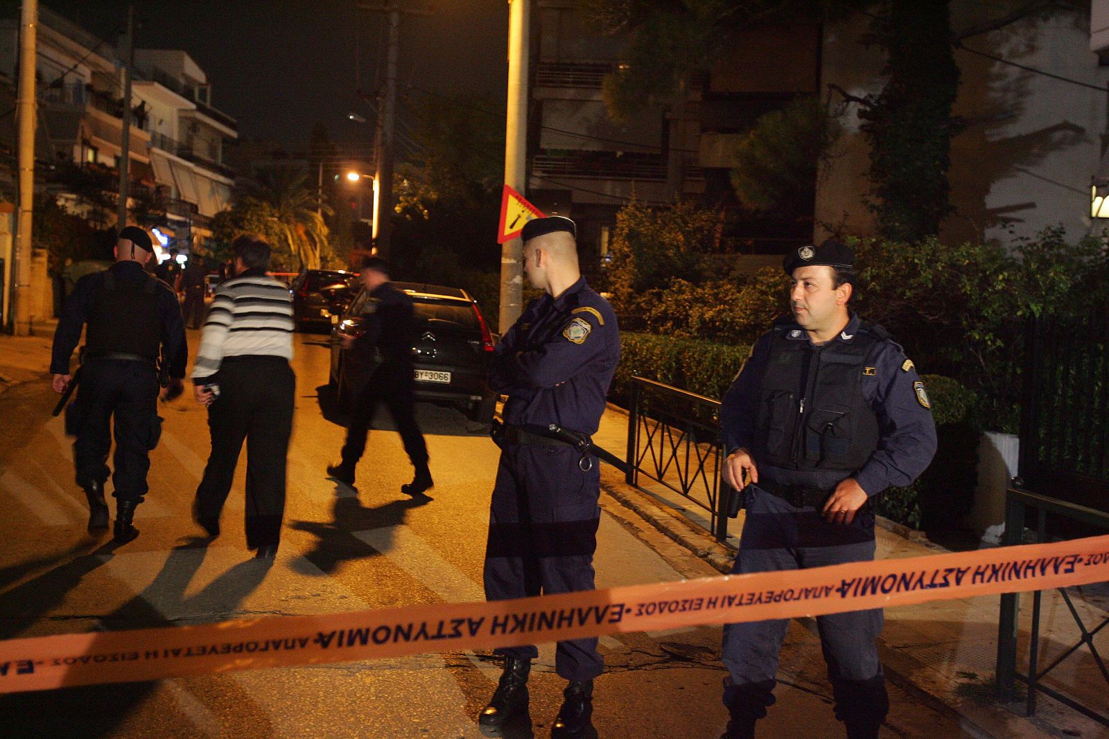 La policía griega acordona la zona en la que un grupo de armados han atacado una comisaría en Atenas.