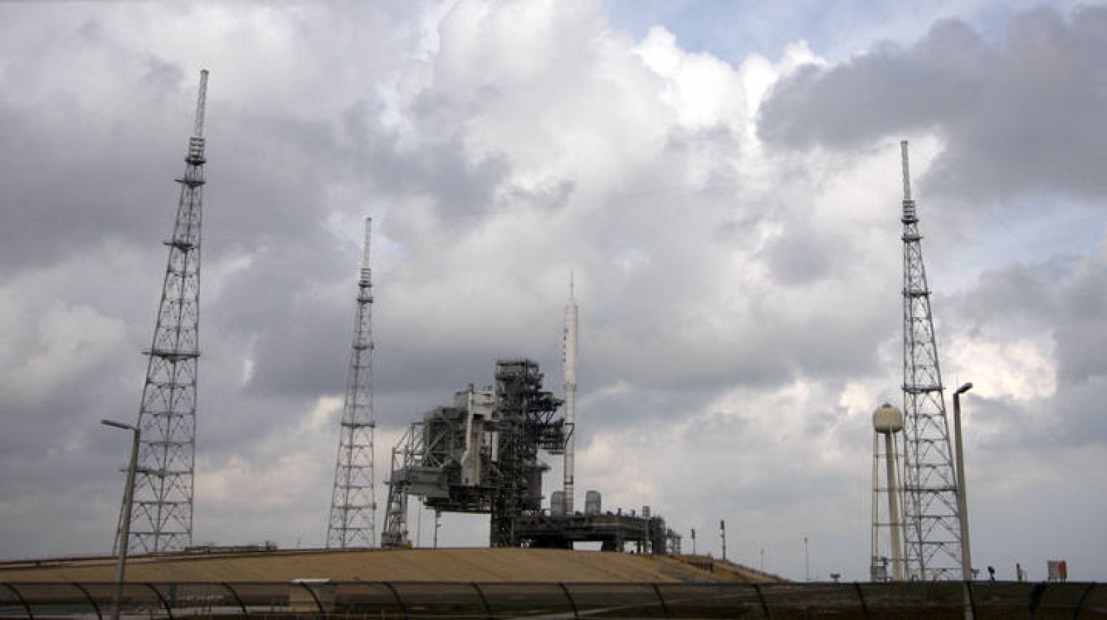 Los técnicos de la NASA cruzan los dedos para que el tiempo permita el vuelo de prueba del Ares 