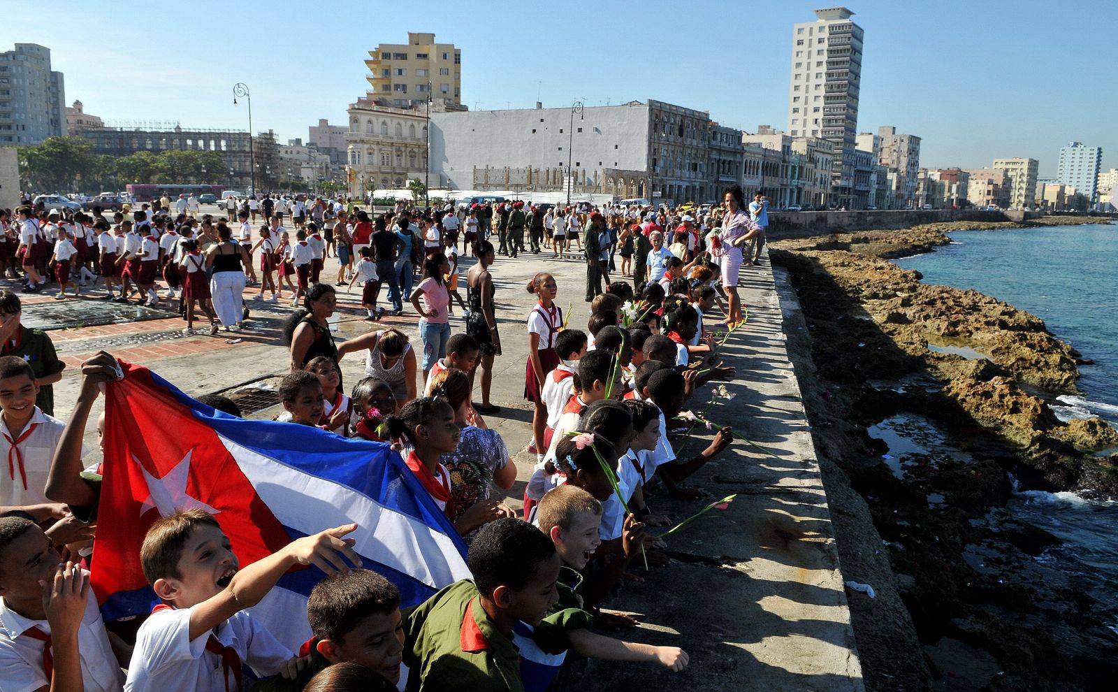 Cientos de niños, en un homenaje en Cuba a Camilo Cienfuegos.
