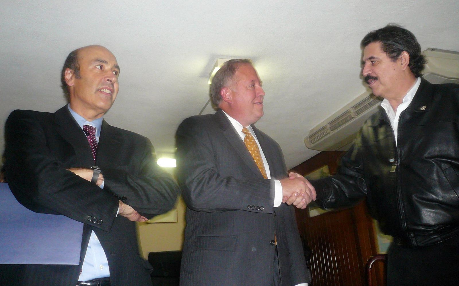 El secretario de Estado adjunto para América Latina de EE.UU., Thomas Shannon (c), junto al embajador estadounidense en Honduras, Hugo Llorens (i), saluda al depuesto presidente hondureño, Manuel Zelaya (d).