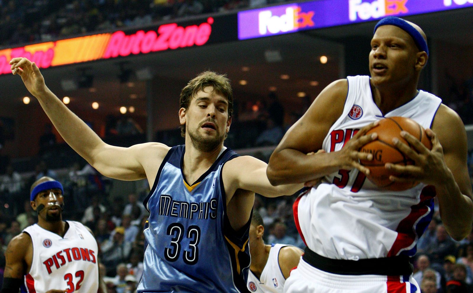 Marc Gasol disputa el balón con Charlie Villanueva de los Pistons de Detroit