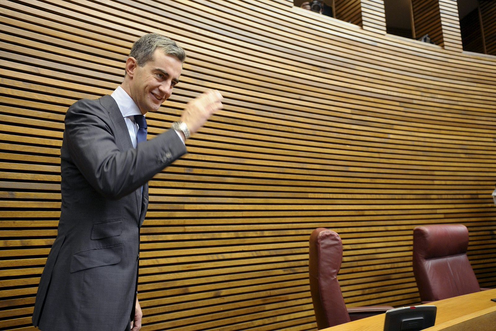 Costa se sienta en la última fila del Parlamento valenciano.