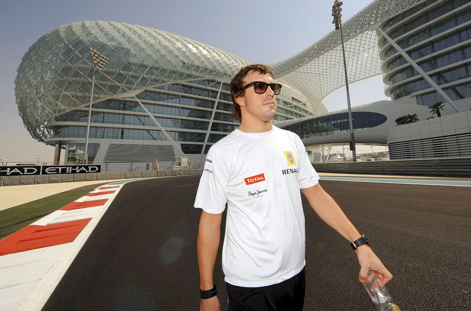 Fernando Alonso camina por el circuito de Yas Marina, sede del Gran Premio de Abu Dhabi.