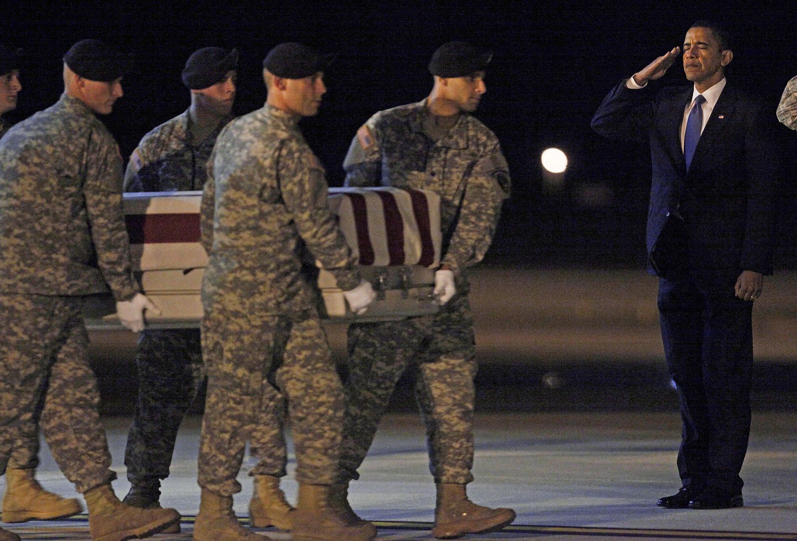 U.S. President Barack Obama participates in the dignified transfer of U.S. Army Sgt. Dale R. Griffin at Dover Air Force Base, Delaware