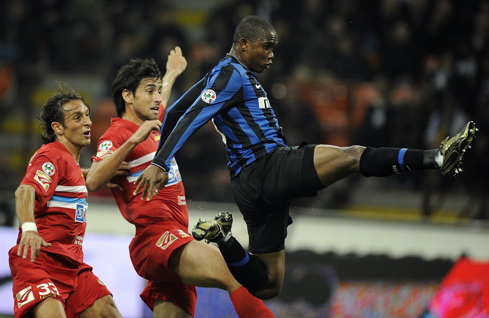 Samuel Eto'o disputa el balón con rivales del Catania en un encuentro con el Inter.